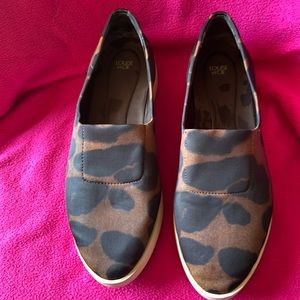 8.5 shoes very softs and comfortable textile upper,good condition $ 25